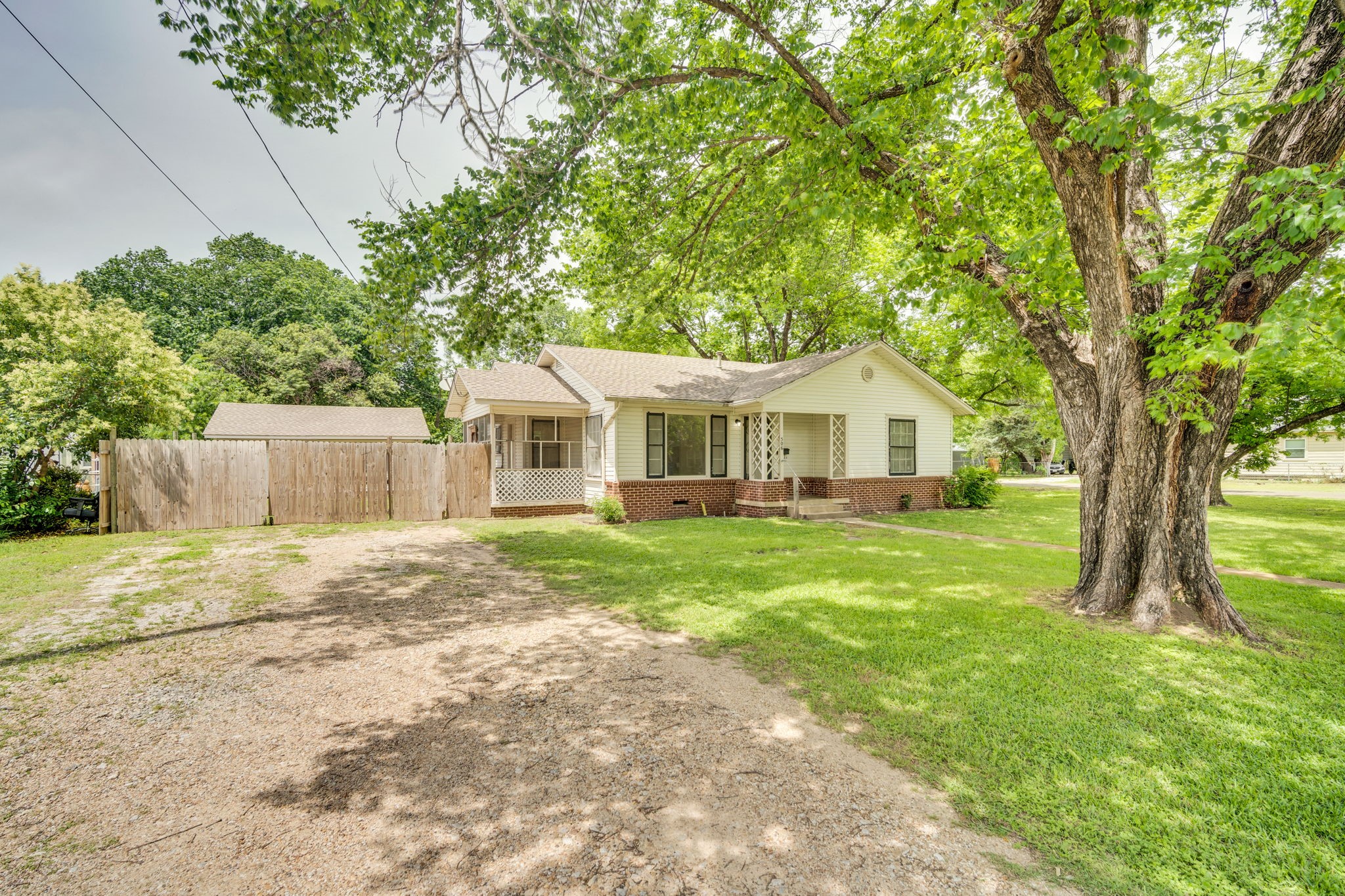 506 E Waco Street Ennis TX 75119