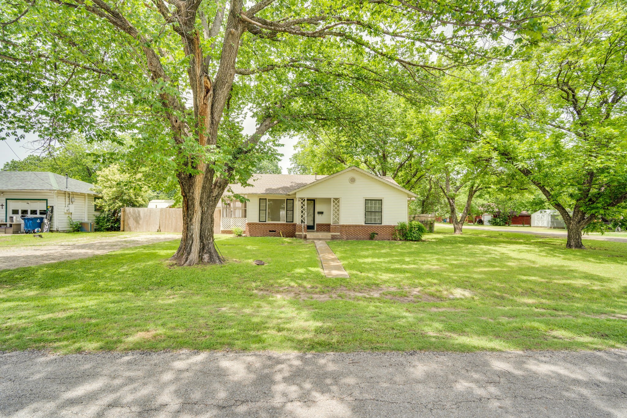 506 E Waco Street Ennis TX 75119
