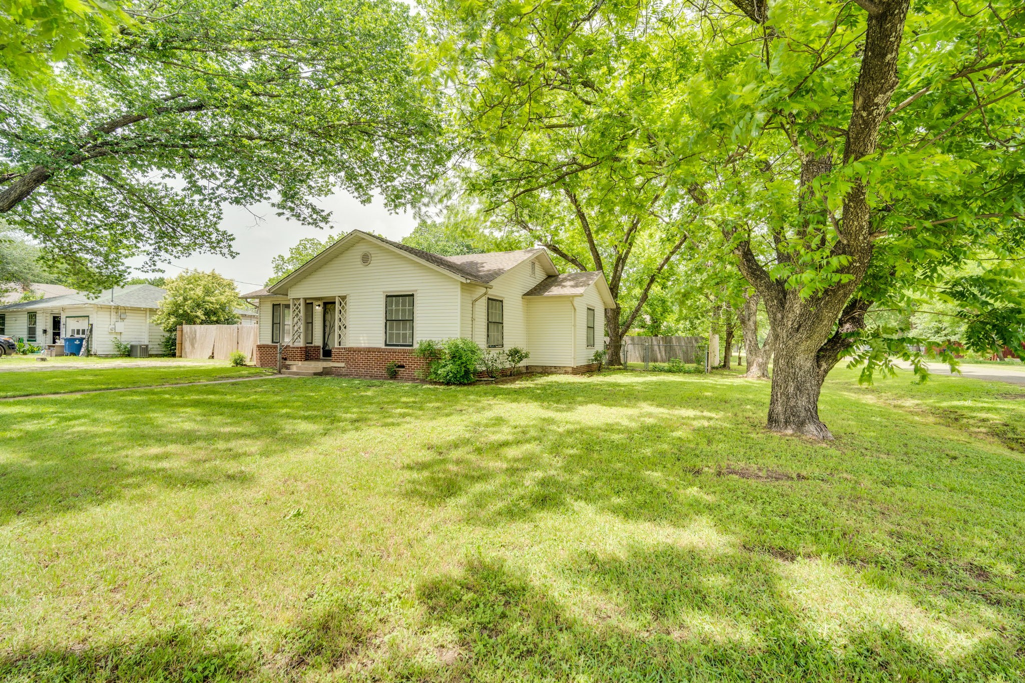 506 E Waco Street Ennis TX 75119