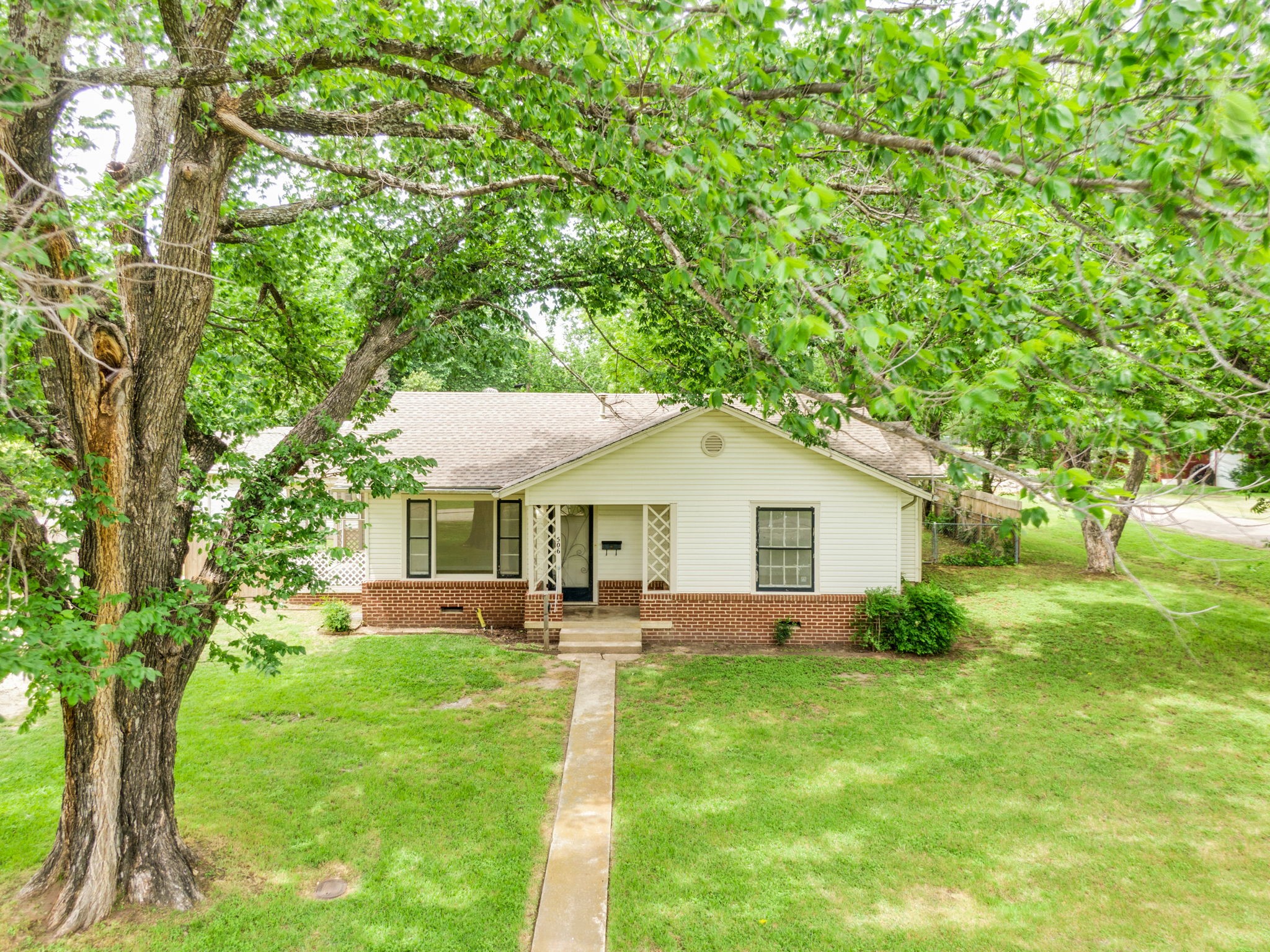 506 E Waco Street Ennis TX 75119