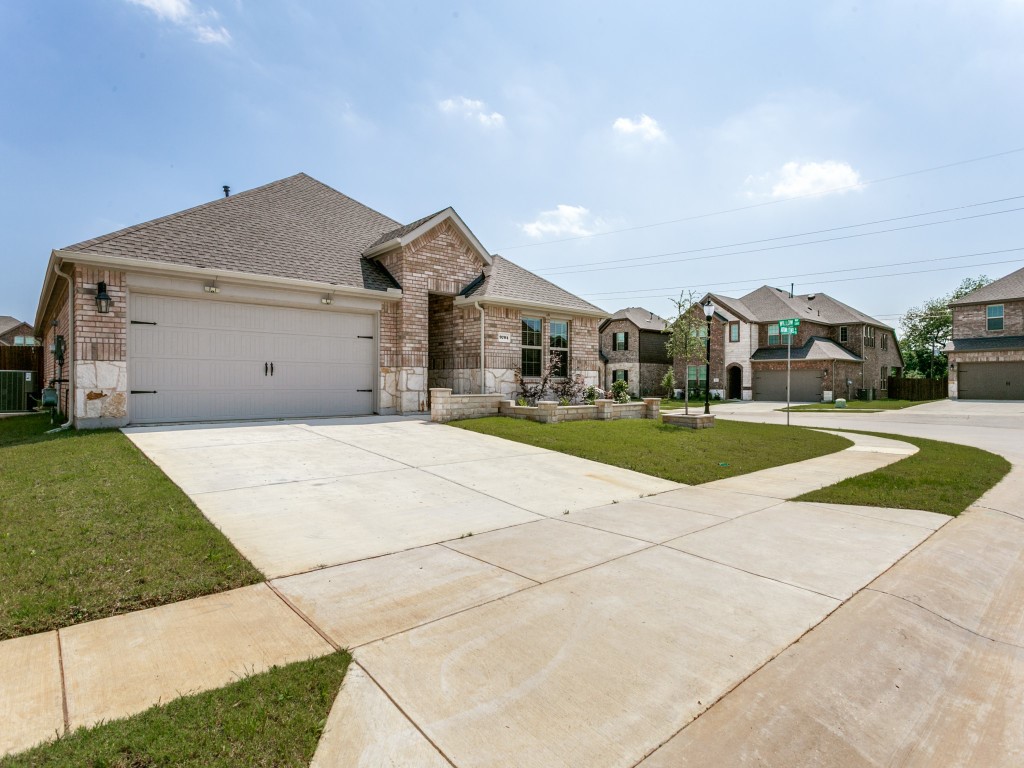 9704 Autumn Leaves Lane Aubrey TX 76227