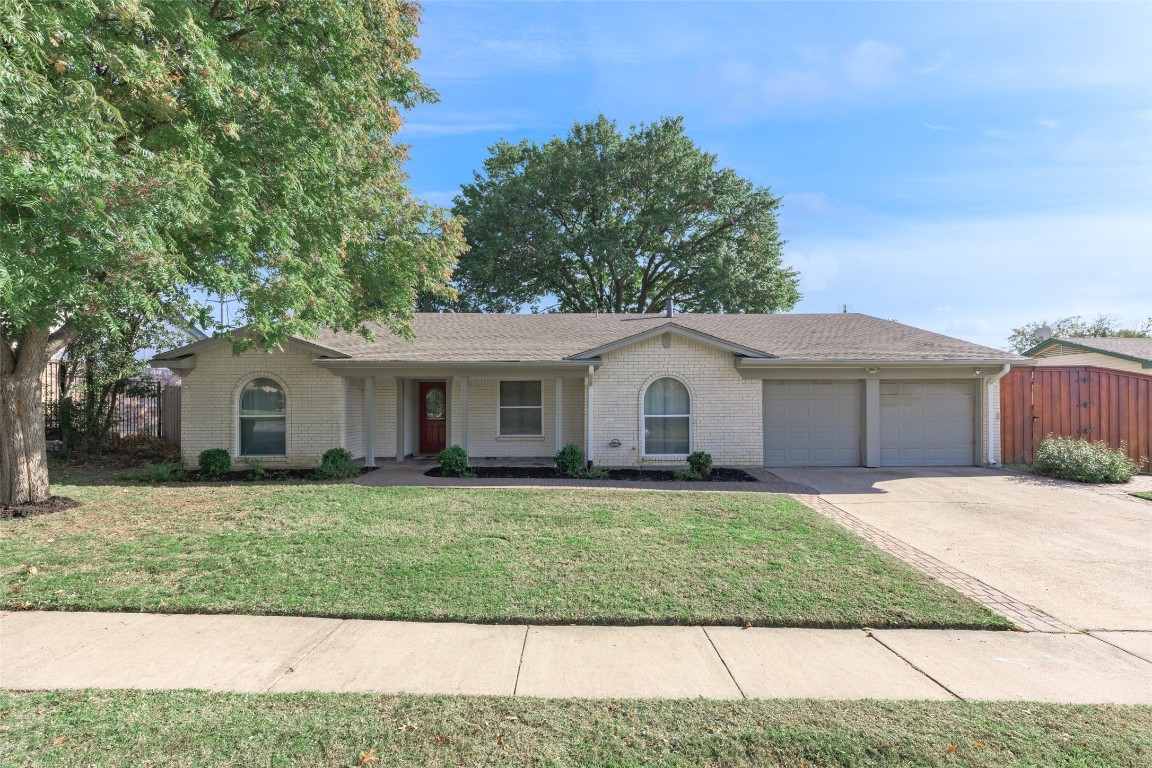 215 Carolyn Drive Hurst TX 76054