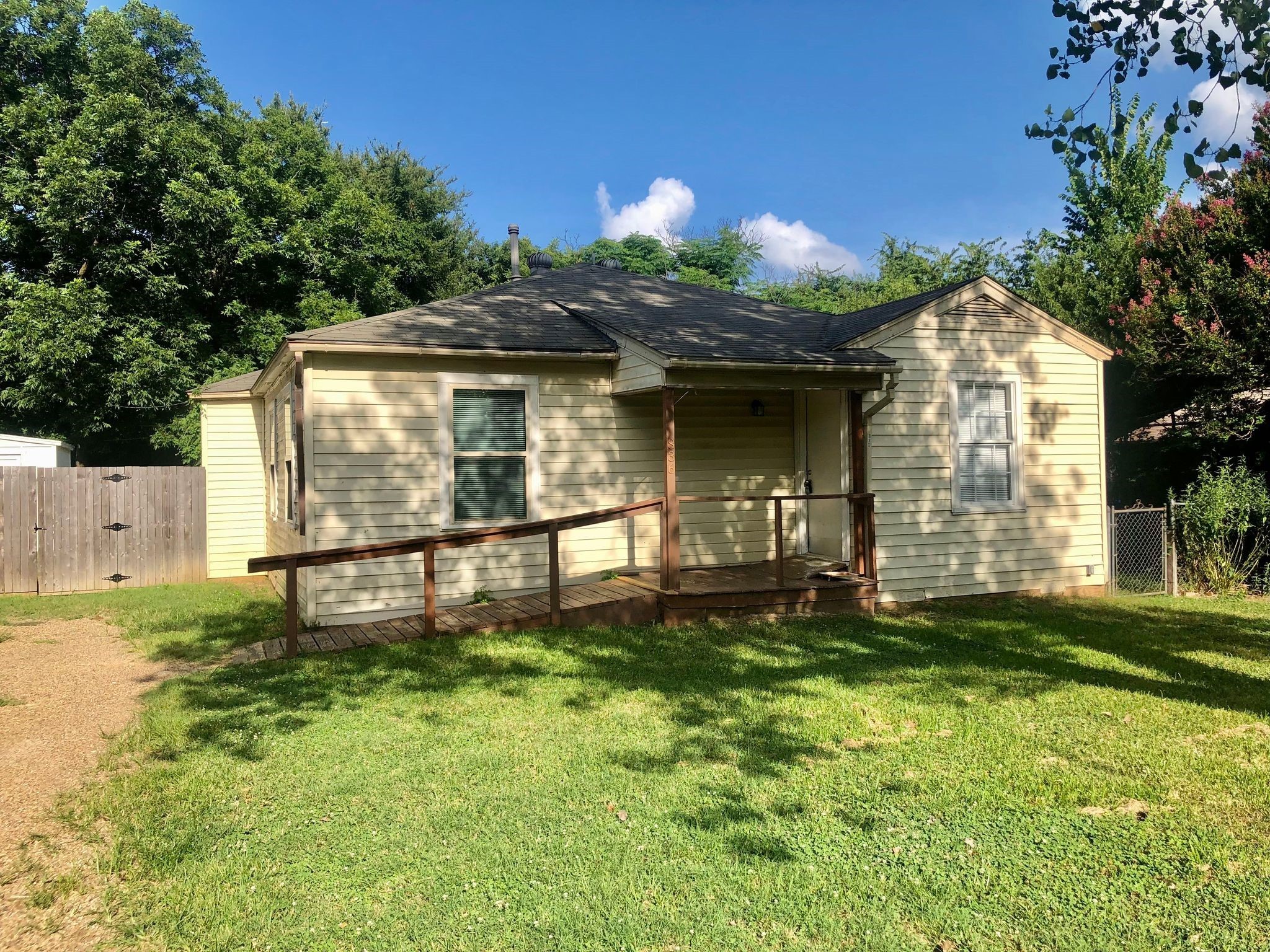 836 E Laramie Lane Dallas TX 75217