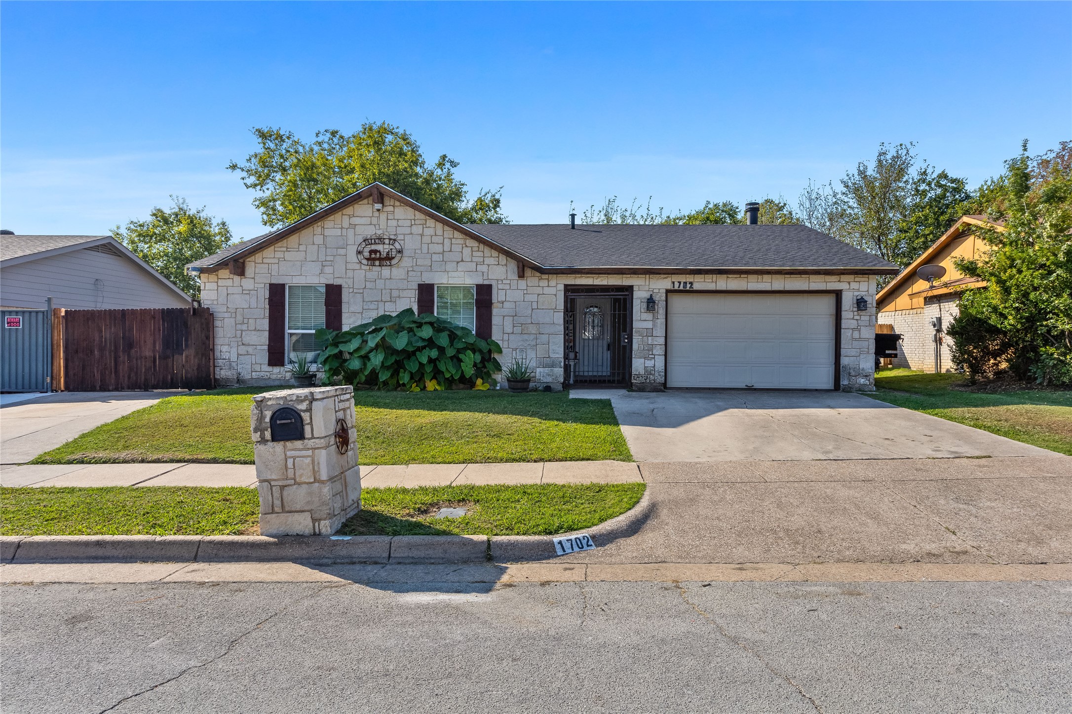 1702 Dorchester Drive Arlington TX 76014