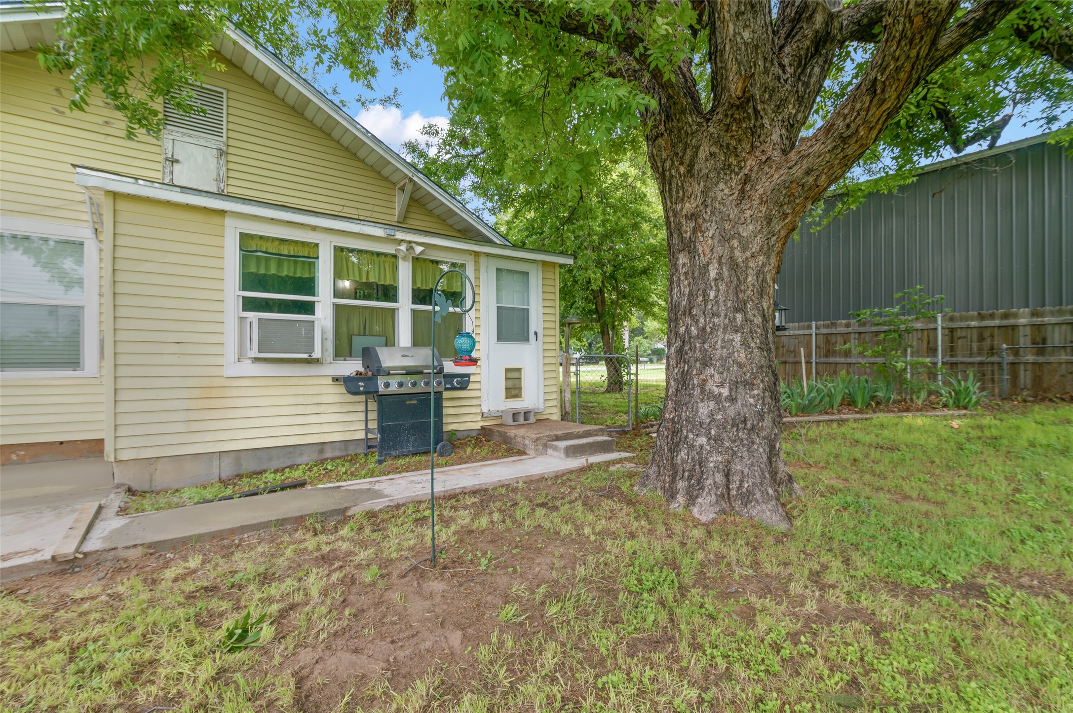 211 S Wickham Street Alvord TX 76225
