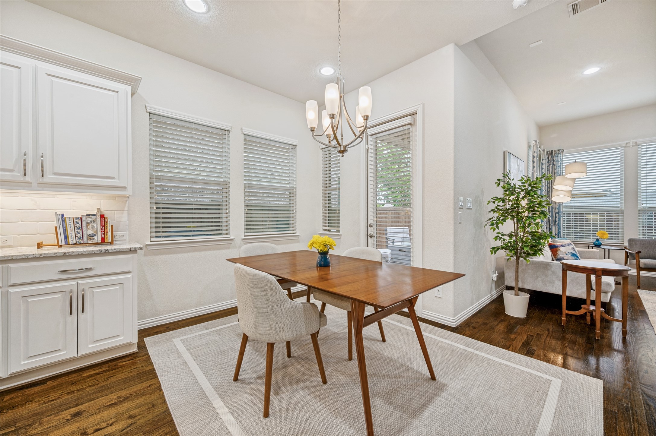 2841 Edinburgh Carrollton TX 75006