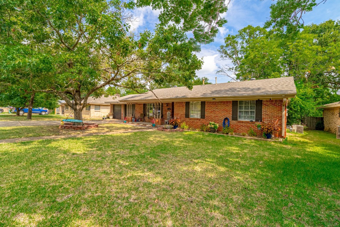 1701 Oakhill Drive Sherman TX 75092
