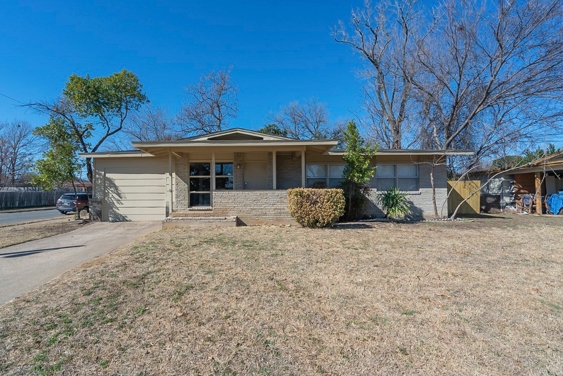 656 Pine Street Hurst TX 76053