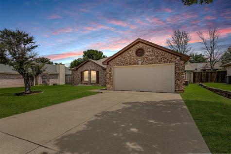 1012 High Crest Drive Azle TX 76020