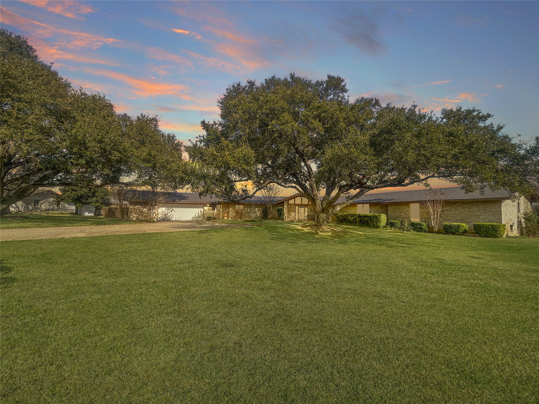 903 N Hoover Avenue Cameron TX 76520