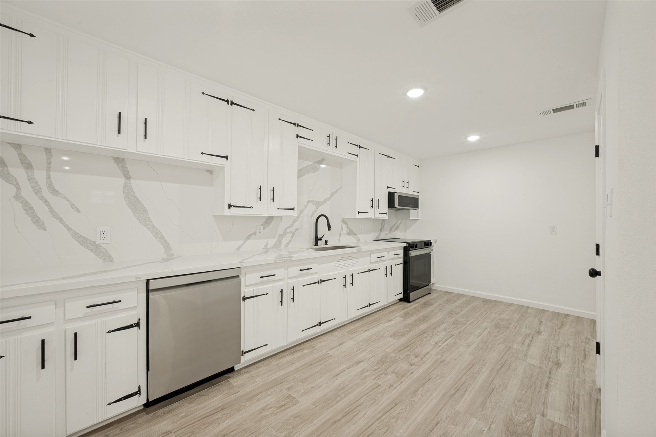 6825 Jewell Avenue Fort Worth TX 76112