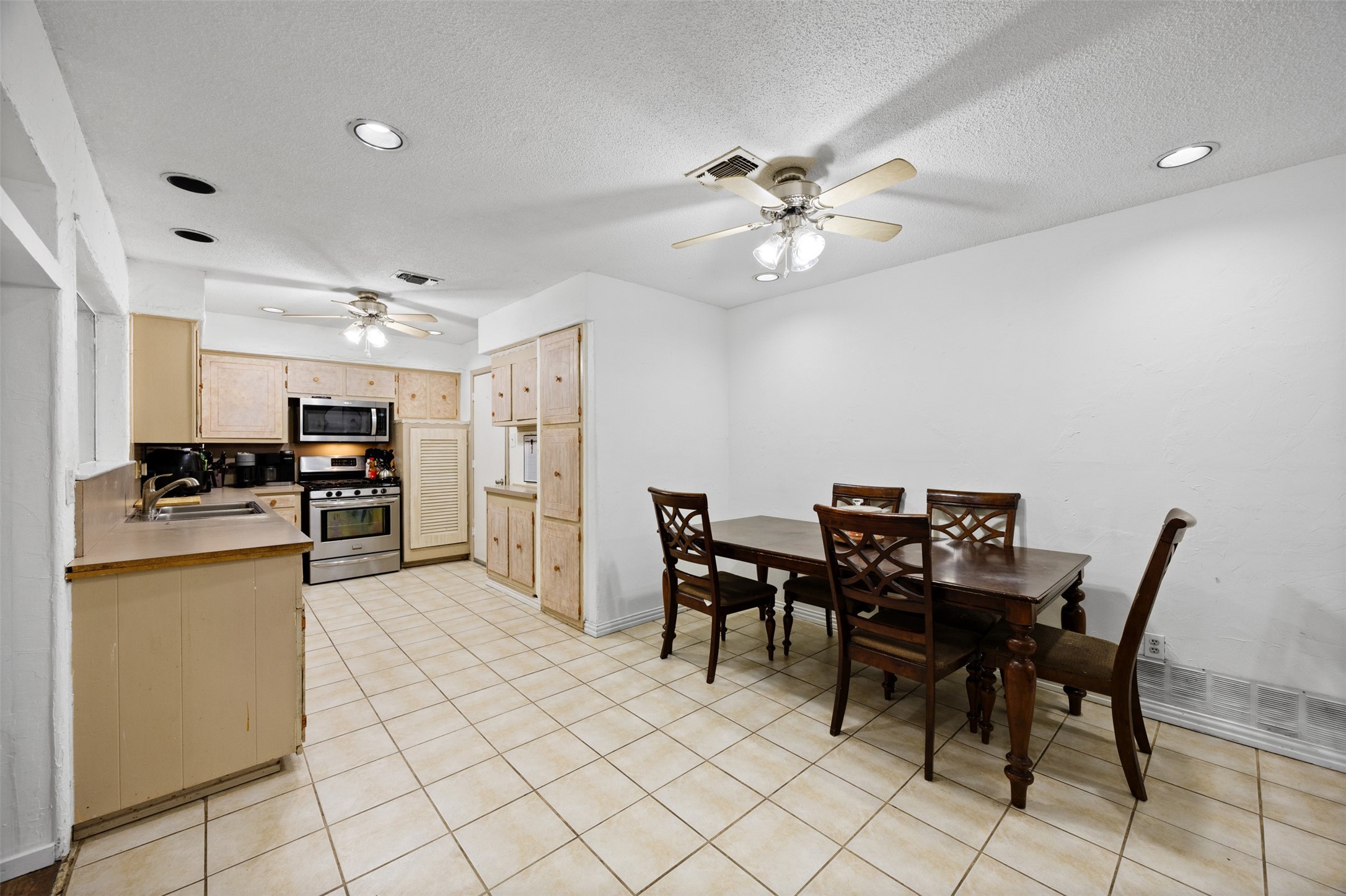 2010 Warwick Drive Arlington TX 76015