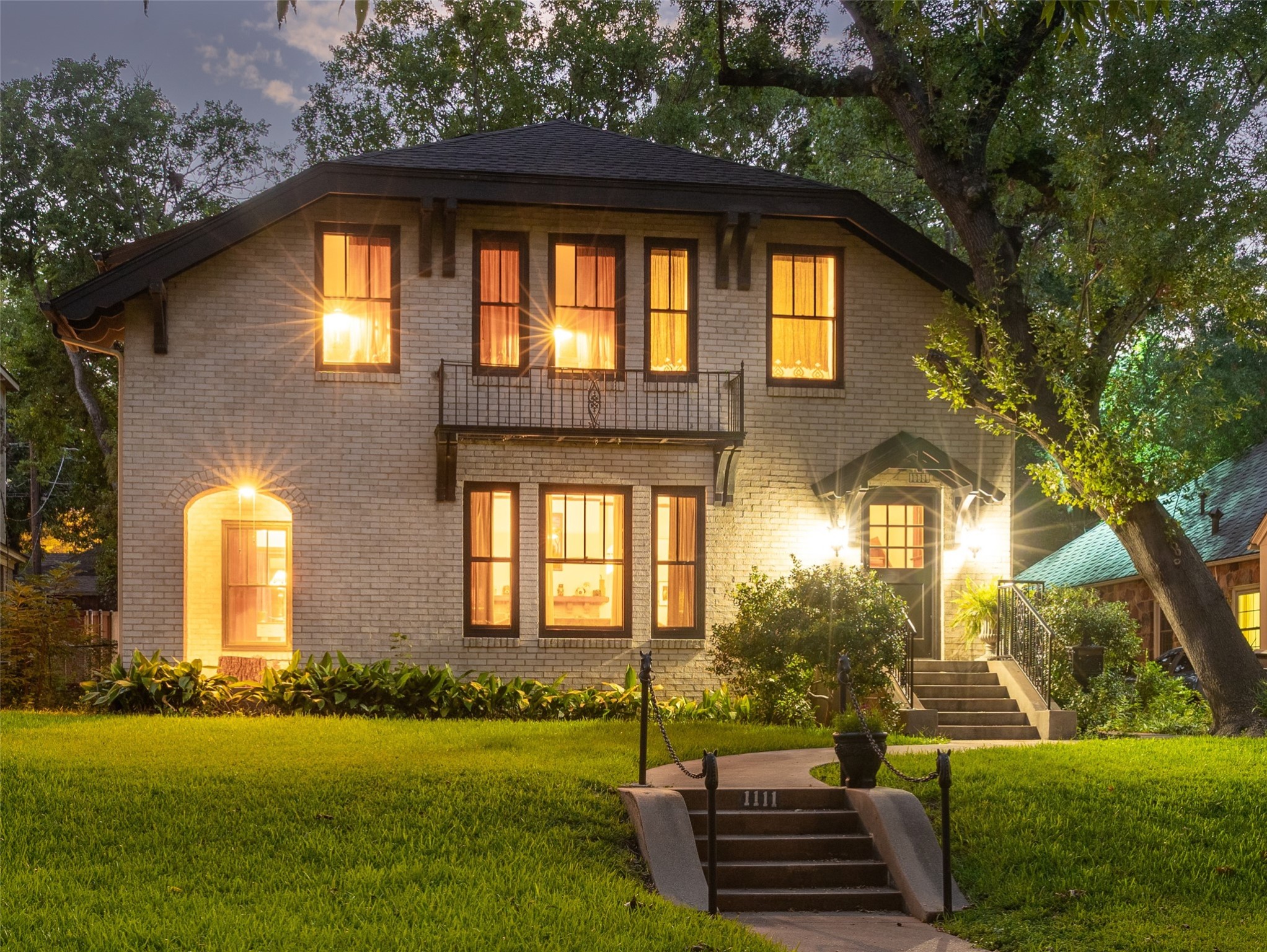 1111 N Edgefield Avenue Dallas TX 75208