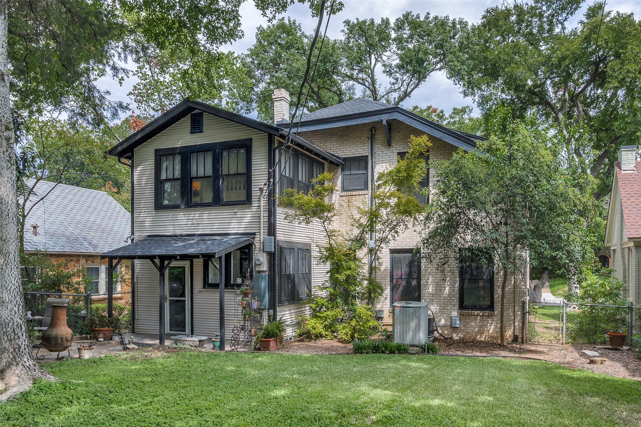 1111 N Edgefield Avenue Dallas TX 75208