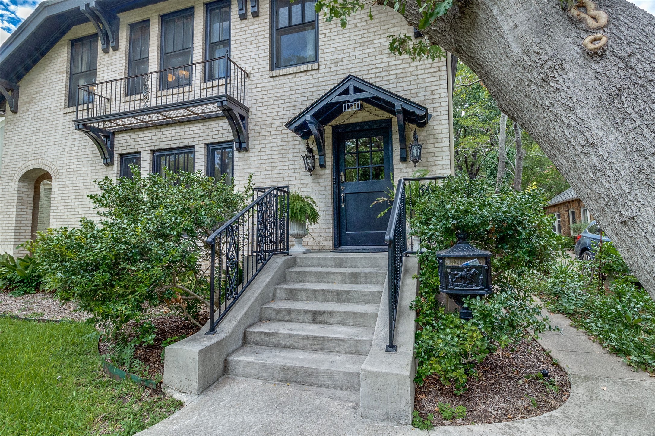 1111 N Edgefield Avenue Dallas TX 75208
