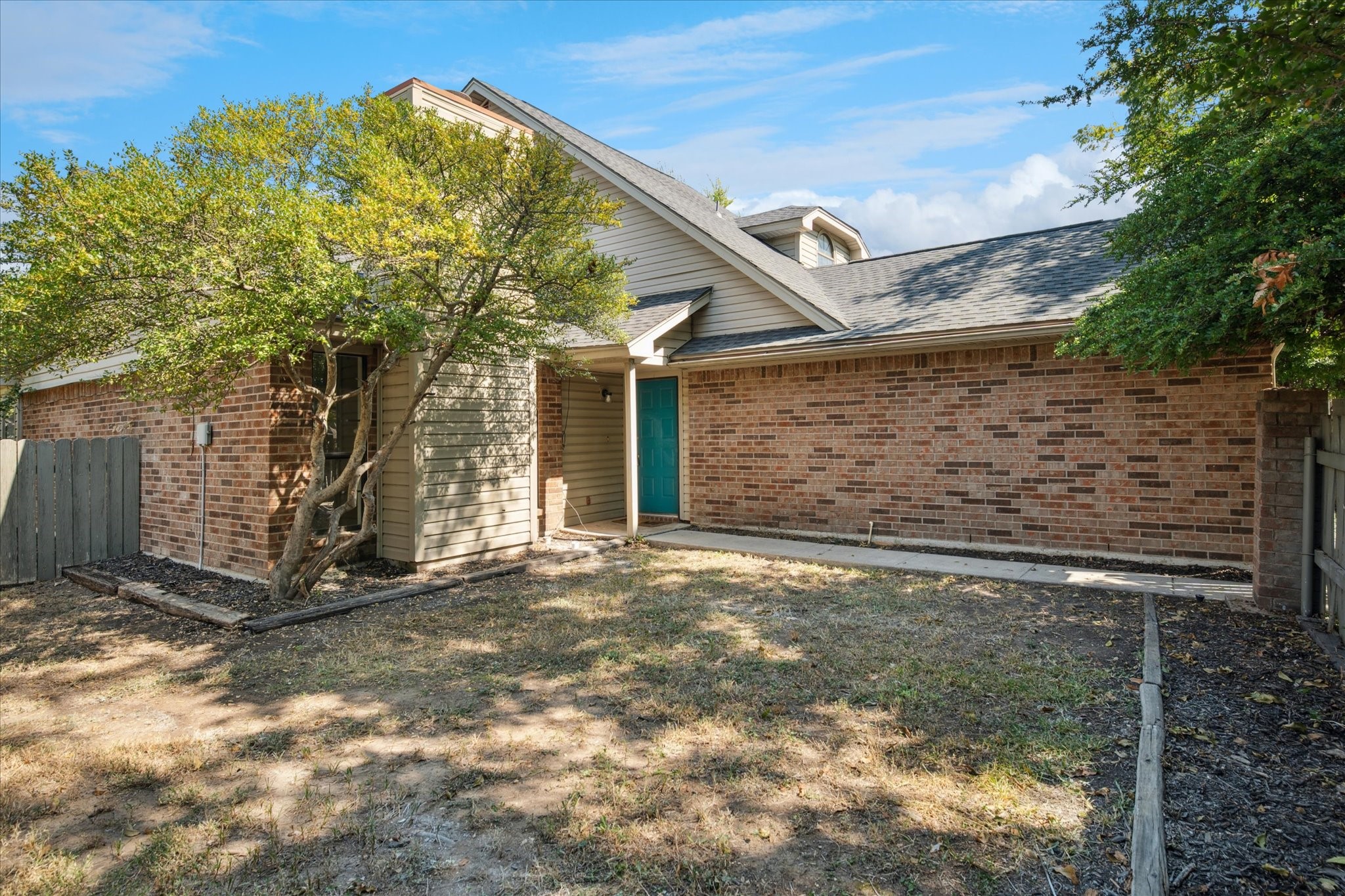 1020 W Hills Terrace Saginaw TX 76179