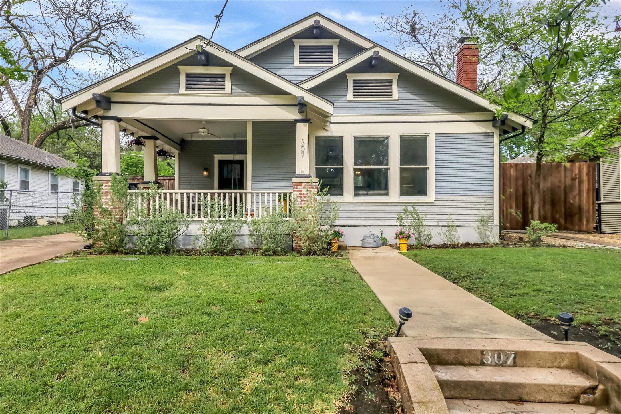 307 N Edgefield Avenue Dallas TX 75208