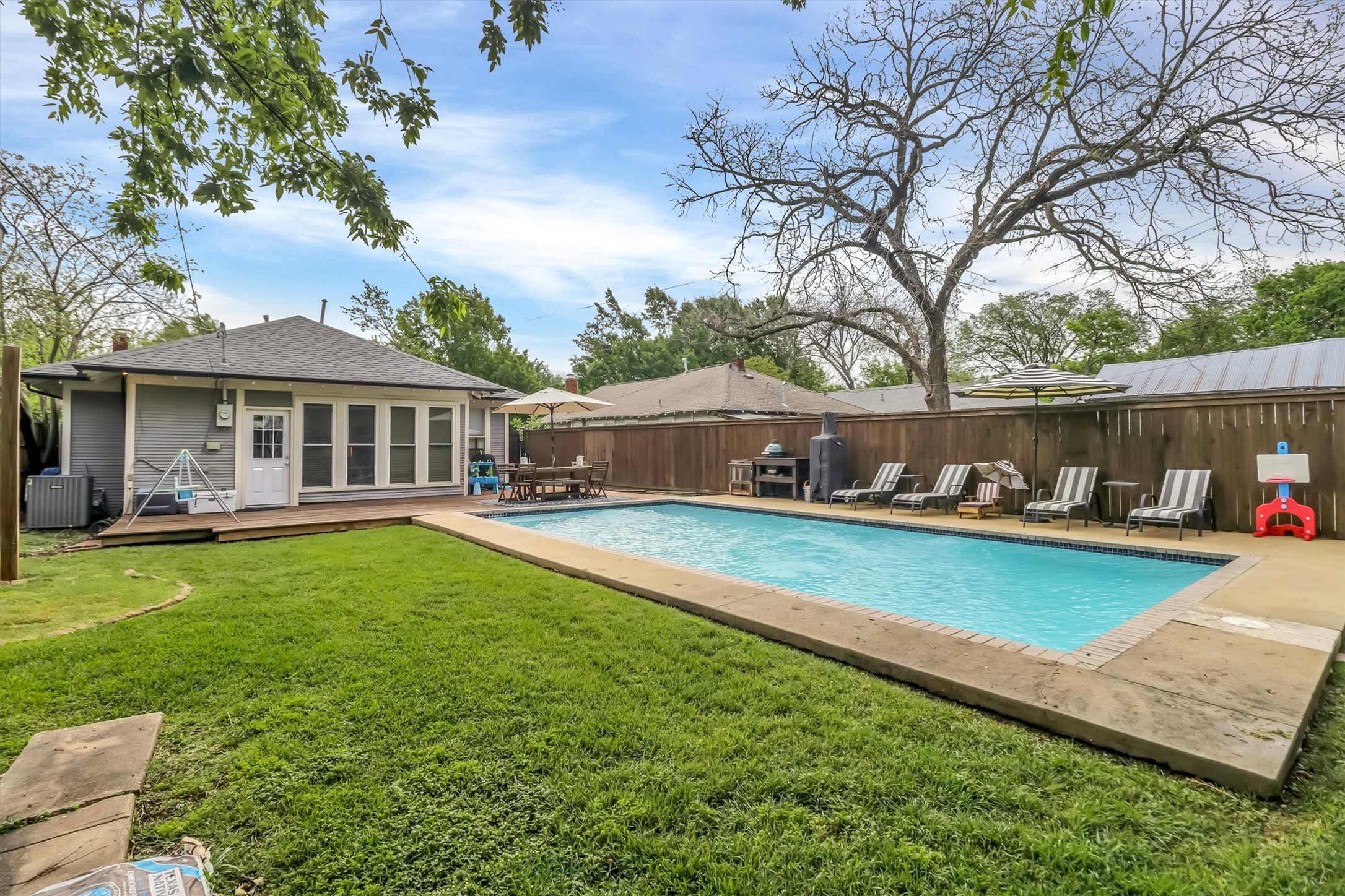 307 N Edgefield Avenue Dallas TX 75208