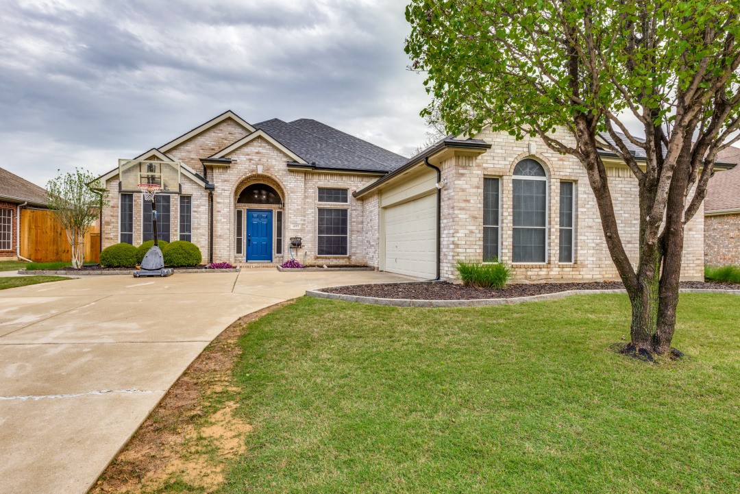 409 Stoneleigh Circle Lake Dallas TX 75065