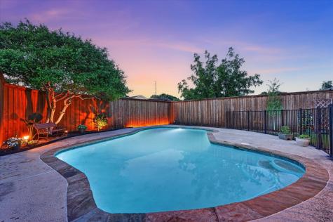 2713 Esquire Lane Garland TX 75044