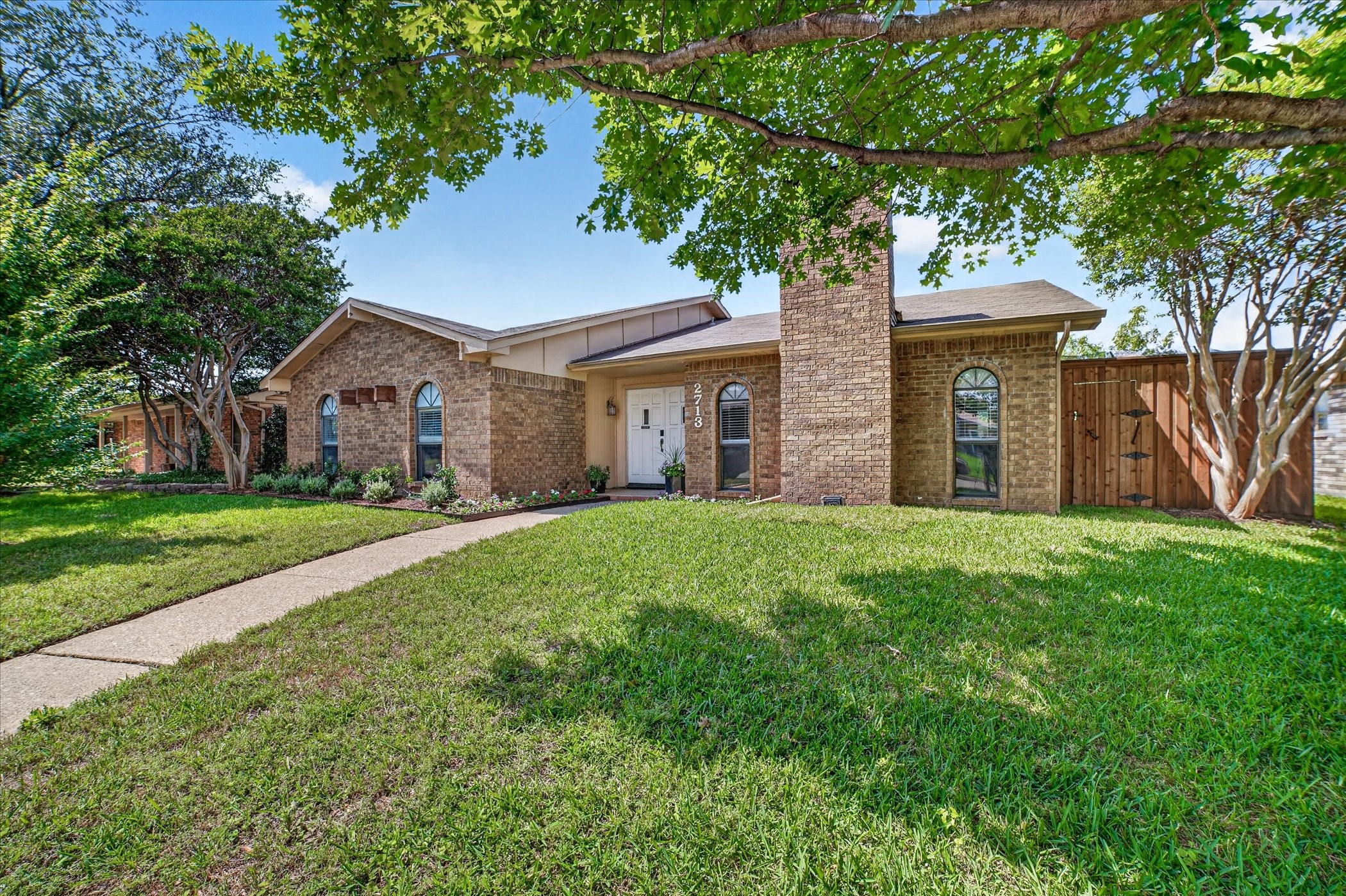 2713 Esquire Lane Garland TX 75044
