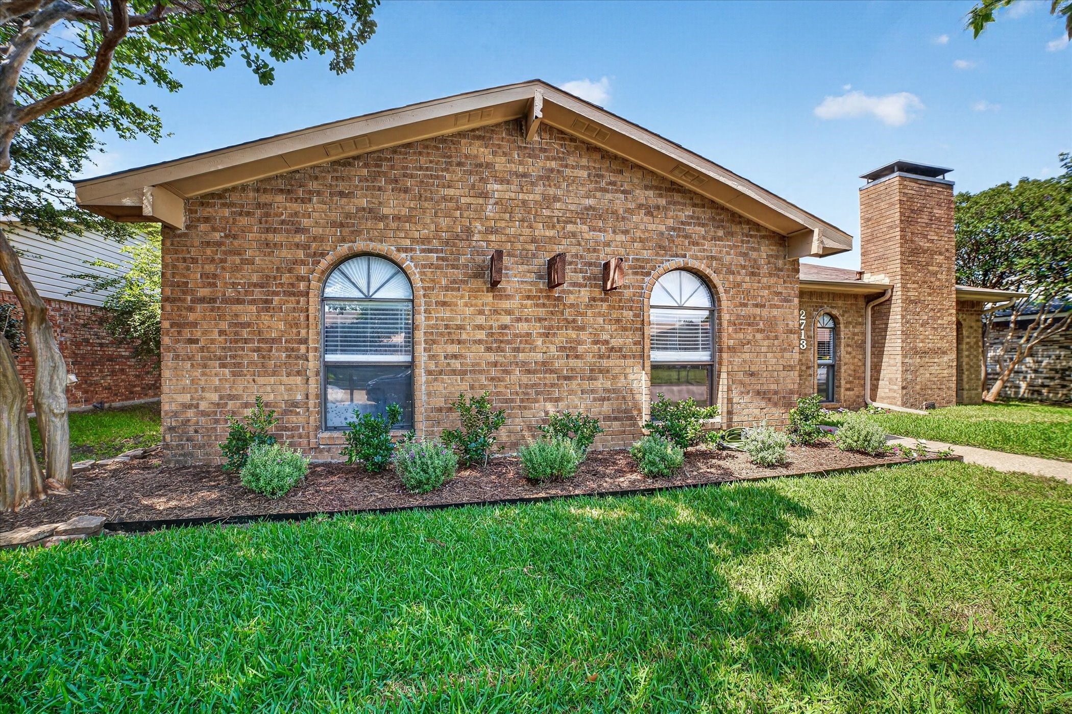 2713 Esquire Lane Garland TX 75044