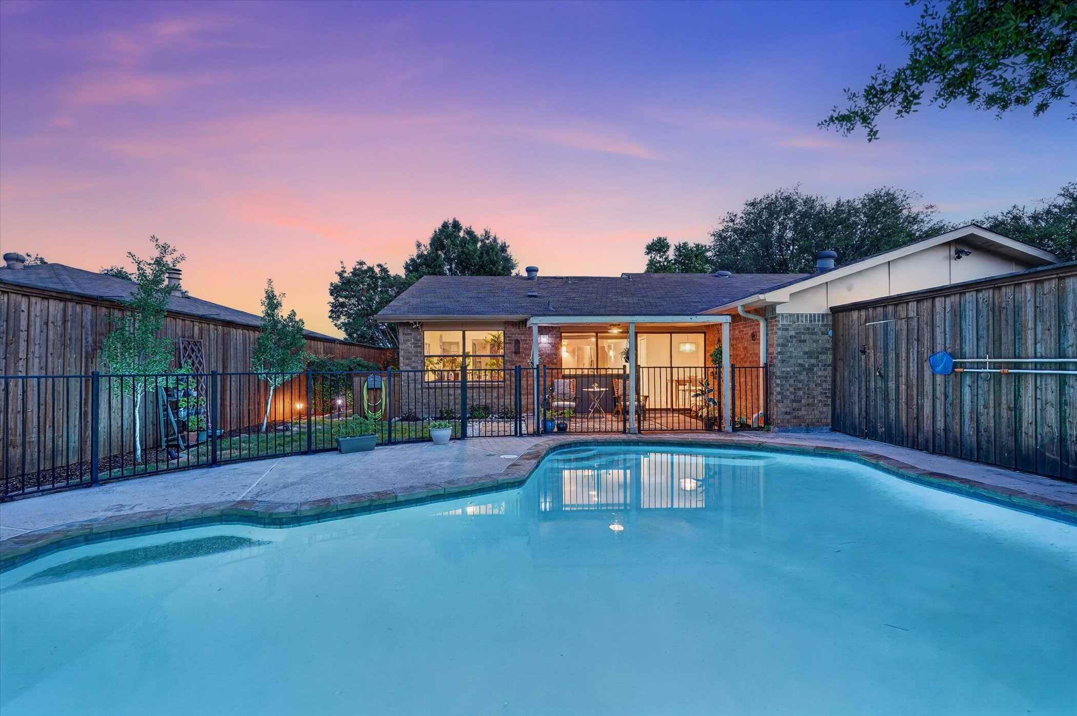 2713 Esquire Lane Garland TX 75044