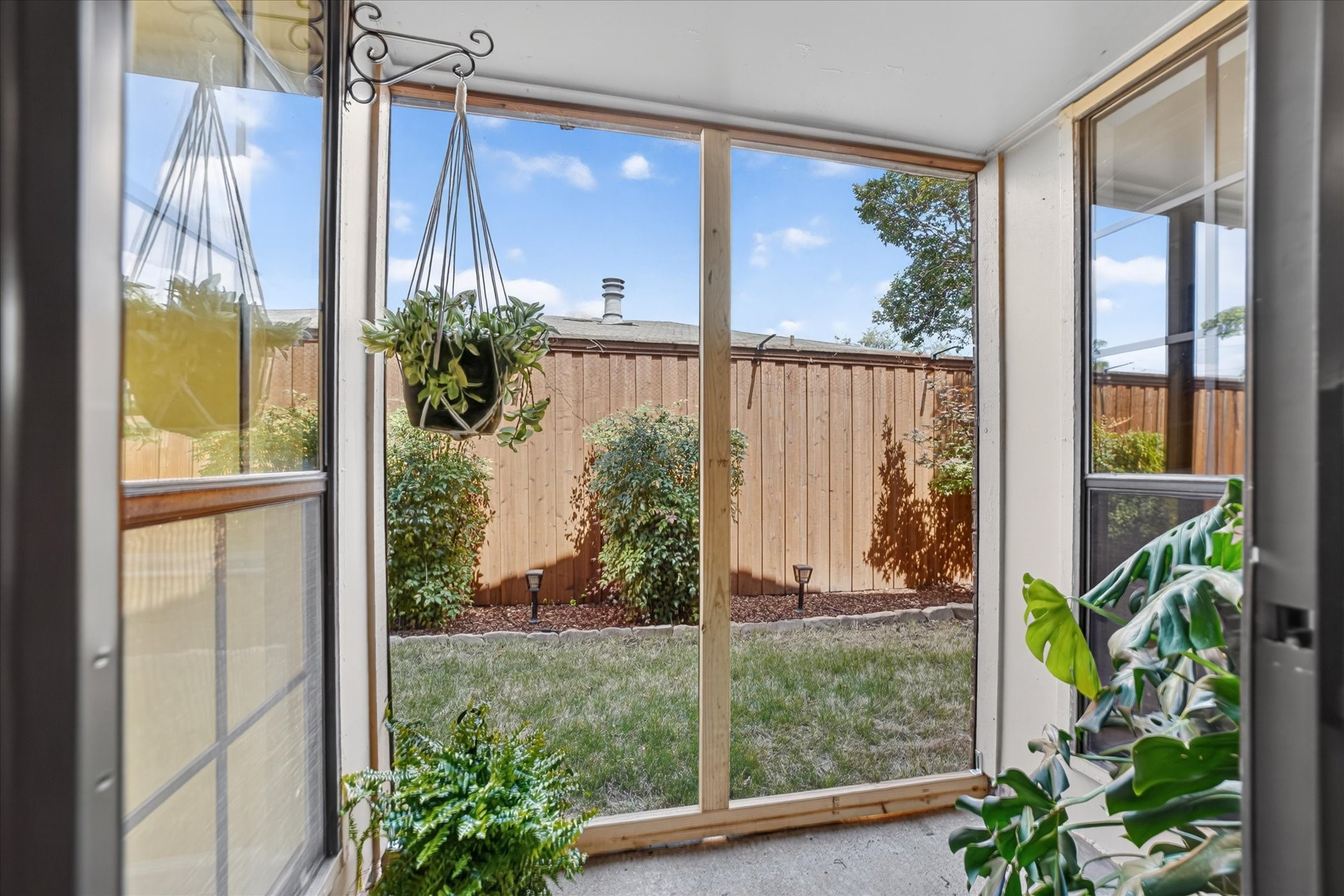 2713 Esquire Lane Garland TX 75044