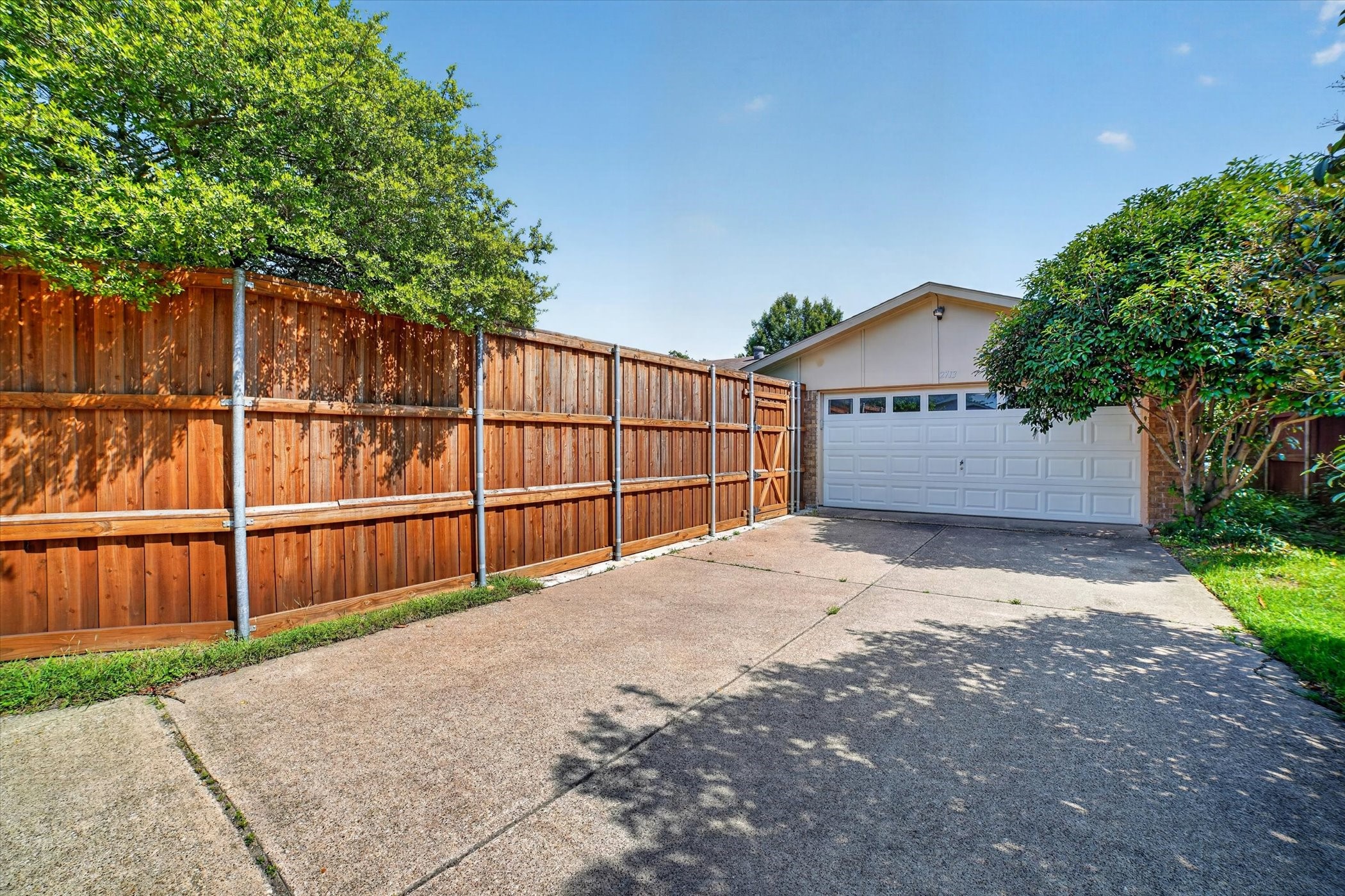2713 Esquire Lane Garland TX 75044