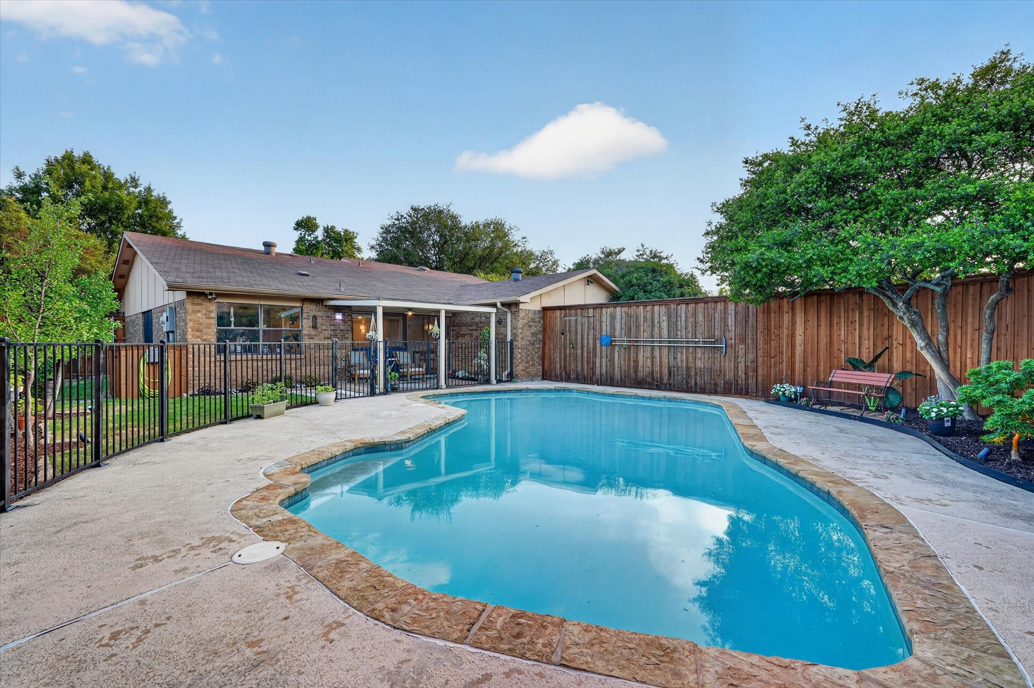 2713 Esquire Lane Garland TX 75044