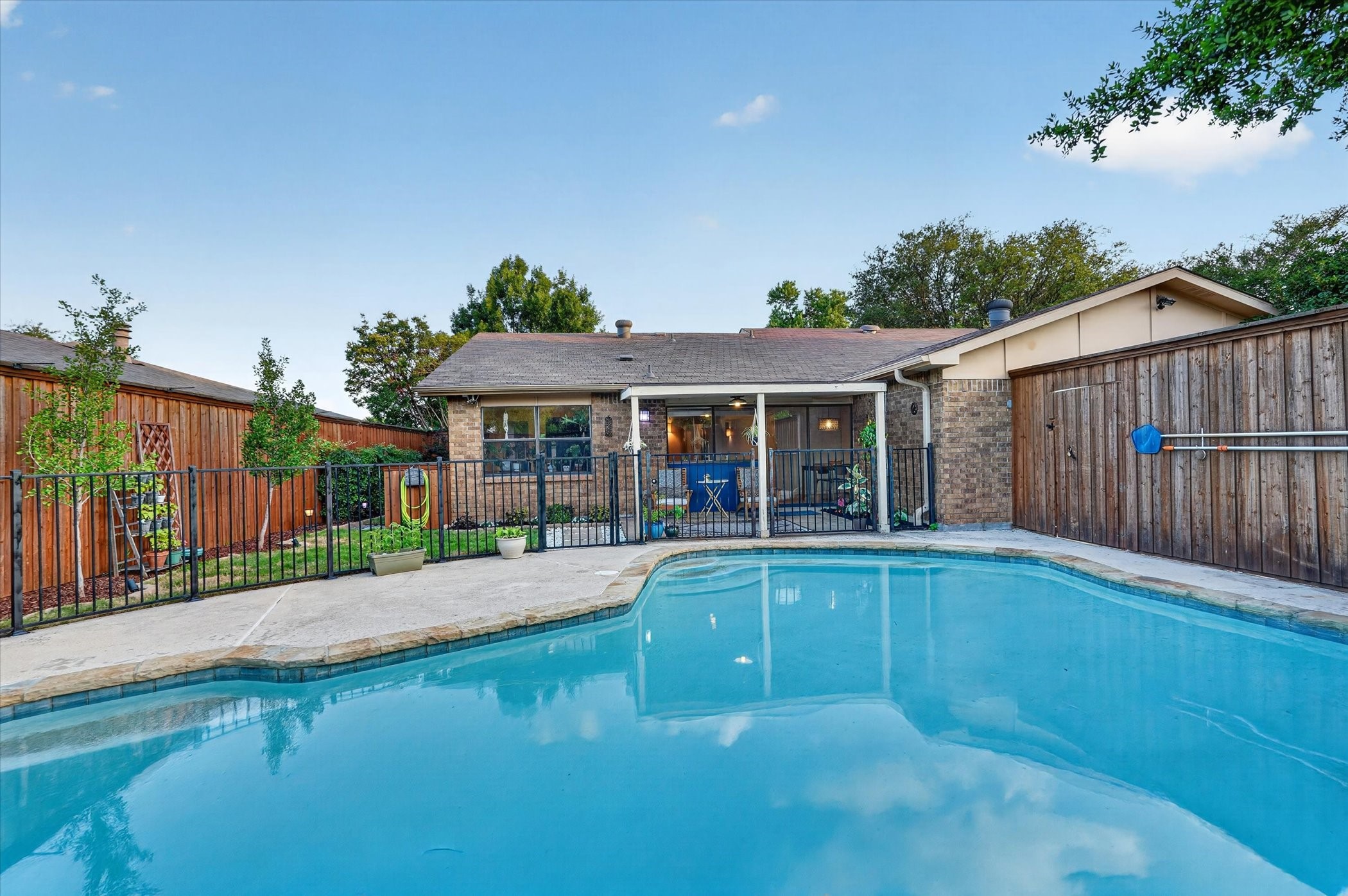 2713 Esquire Lane Garland TX 75044