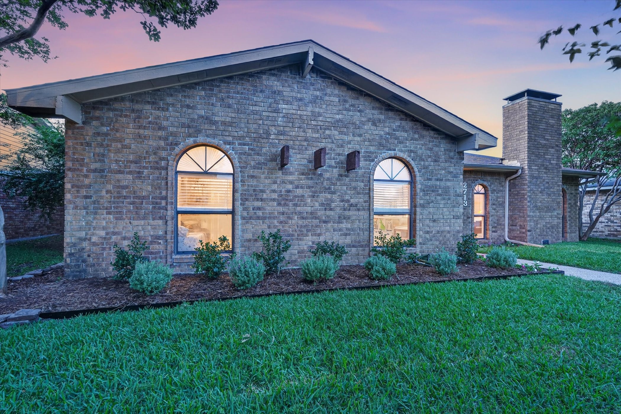 2713 Esquire Lane Garland TX 75044