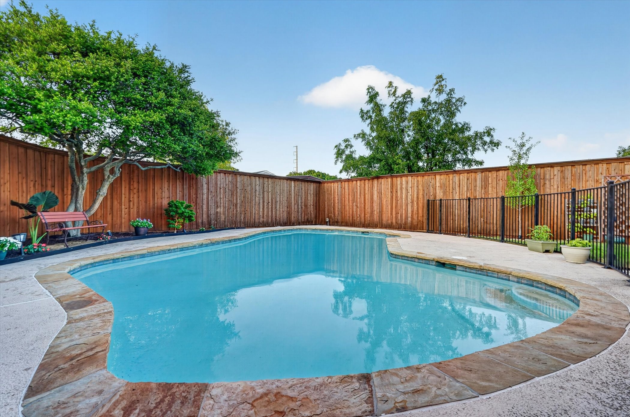 2713 Esquire Lane Garland TX 75044