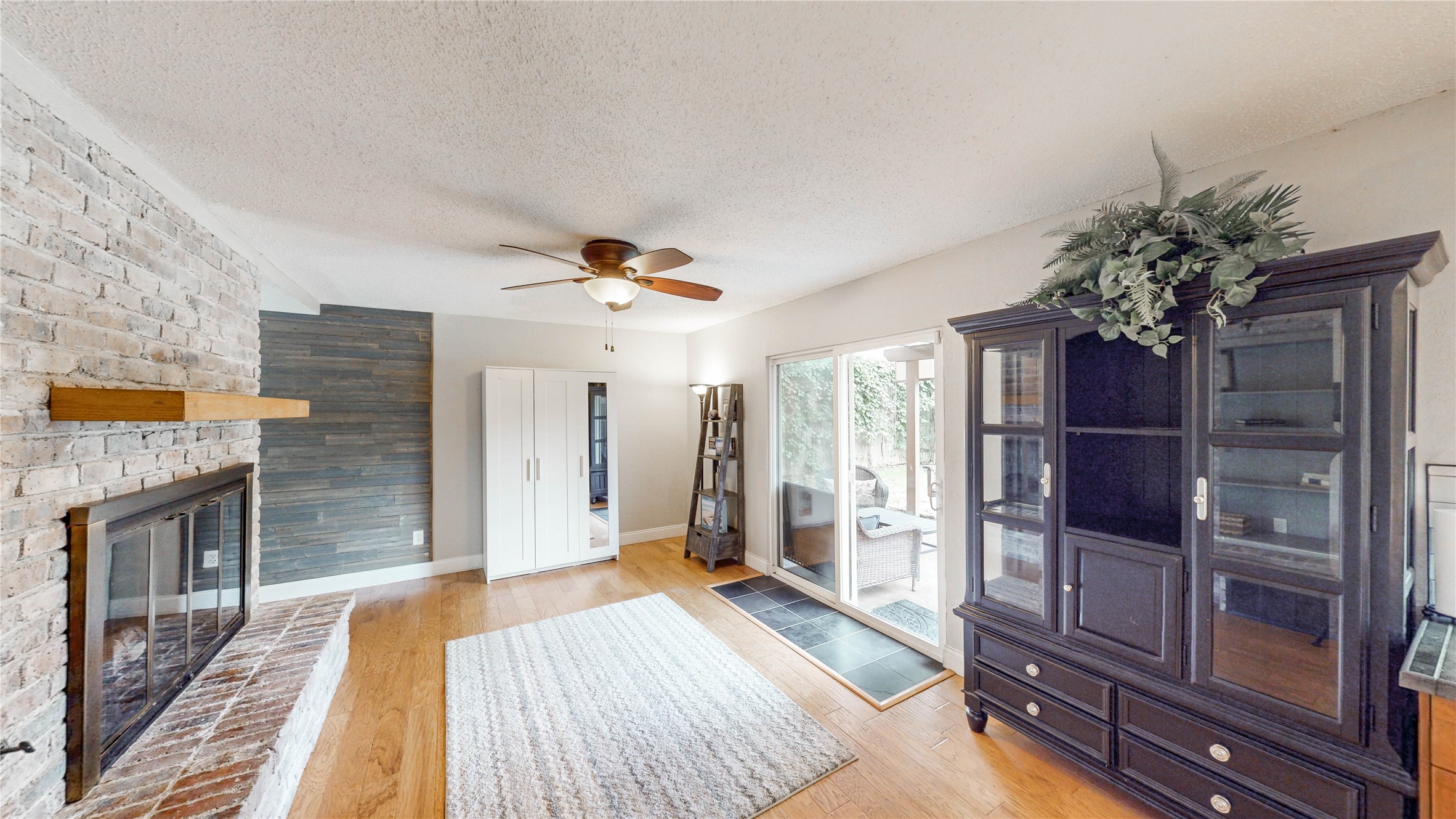 2121 Mountainview Drive Hurst TX 76054