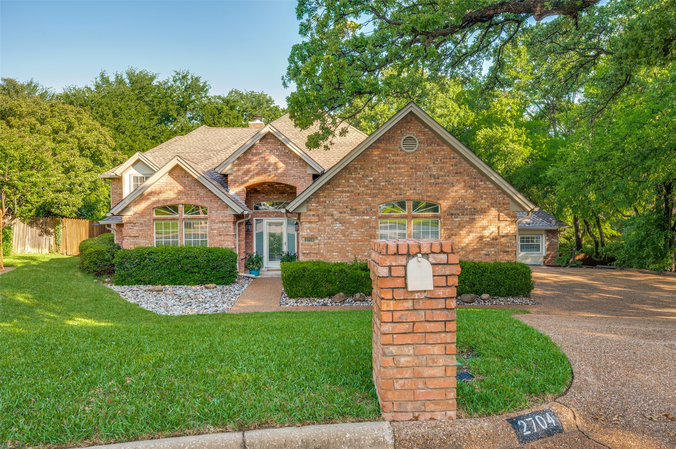 2704 Laurel Valley Lane Arlington TX 76006
