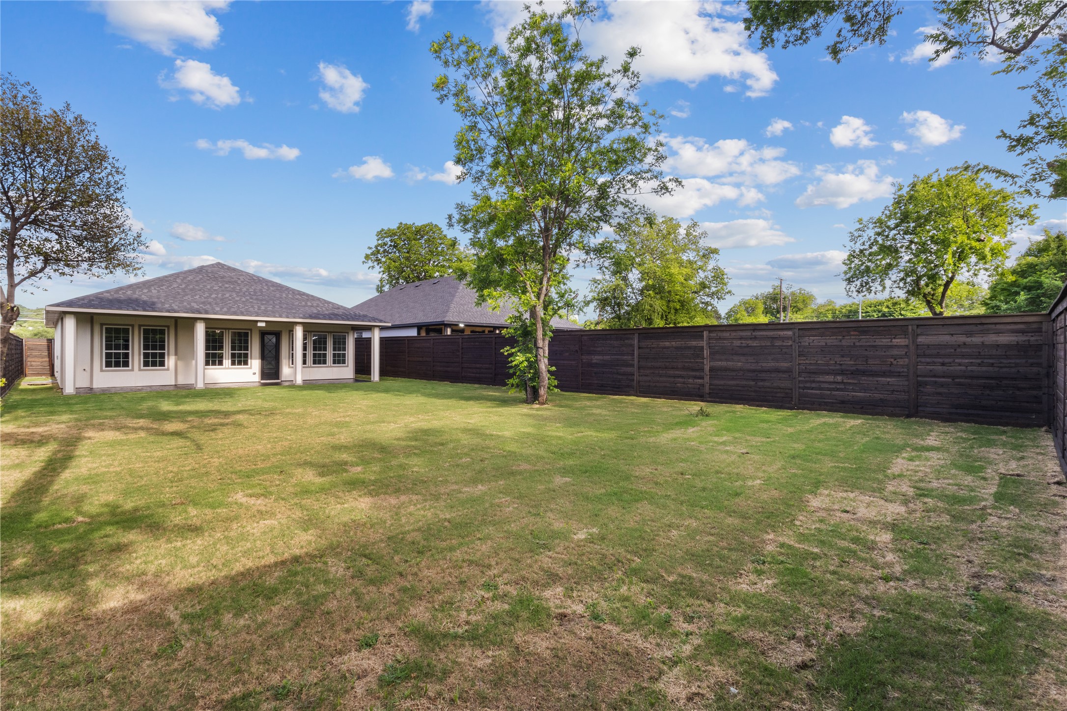 617 N Dwight Avenue Dallas TX 75211