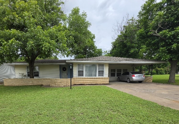 215 Woodard Avenue Cleburne TX 76033
