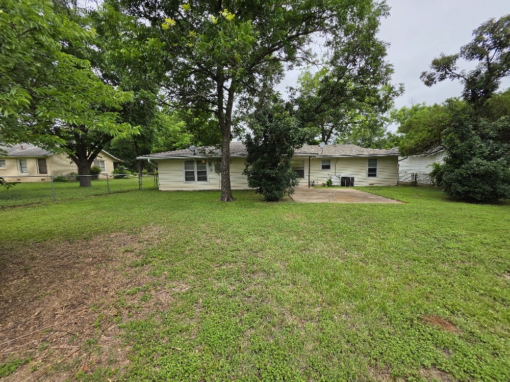 215 Woodard Avenue Cleburne TX 76033