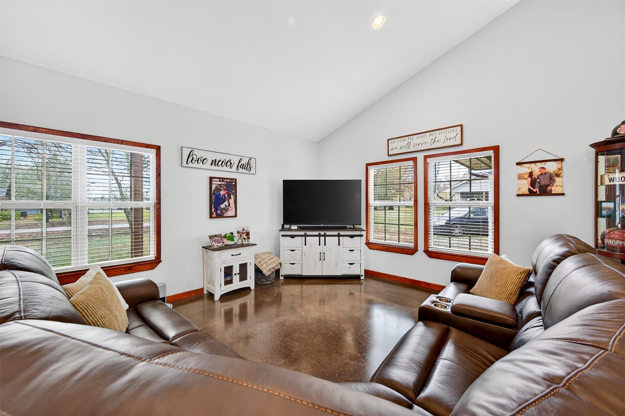 203 Mockingbird Street Ector TX 75439
