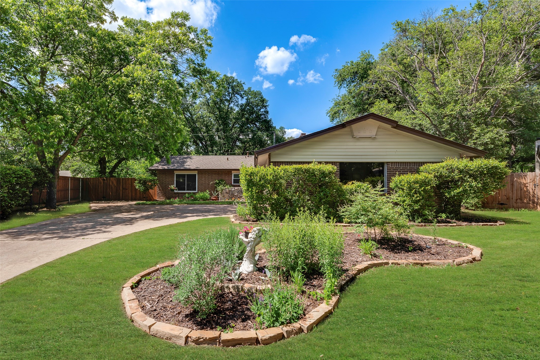 2604 Brentwood Circle Arlington TX 76013