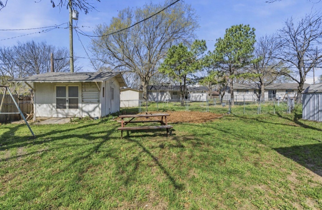 1224 N Texas Street De Leon TX 76444