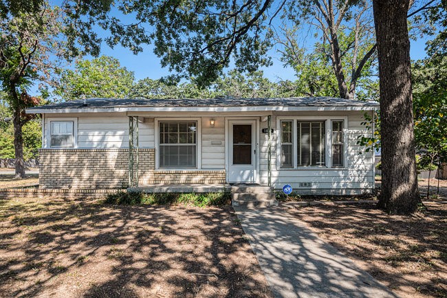 1862 Oakwood Street Haltom City TX 76117
