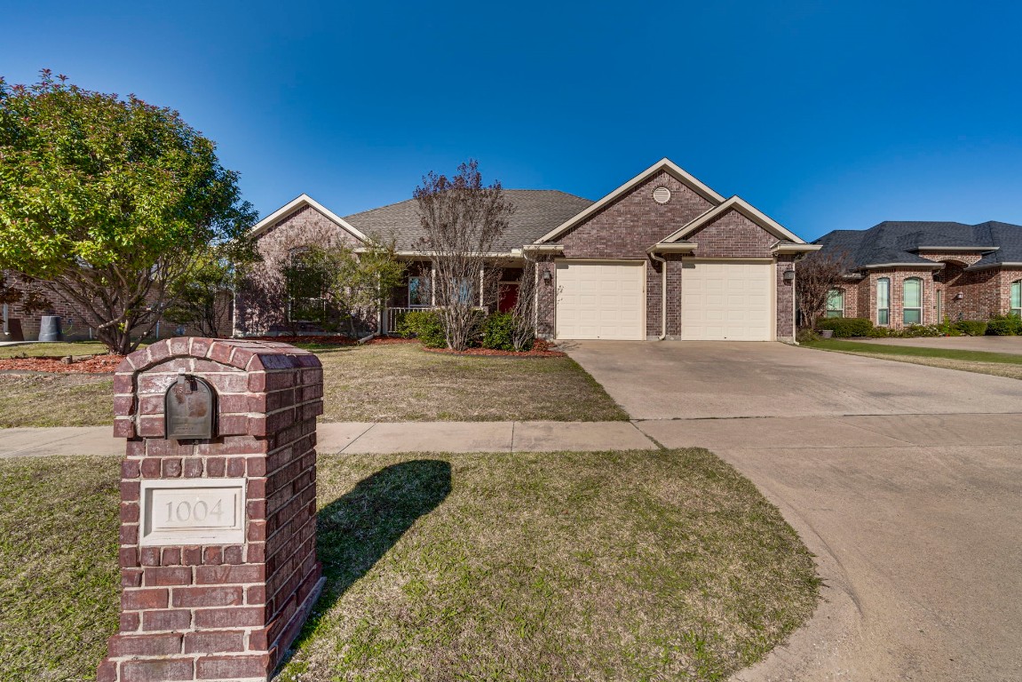 1004 Louise Lane Ennis TX 75119
