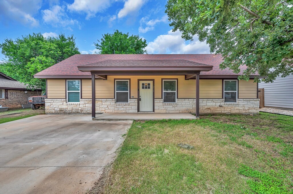 210 N Harrison Street Mcgregor TX 76657