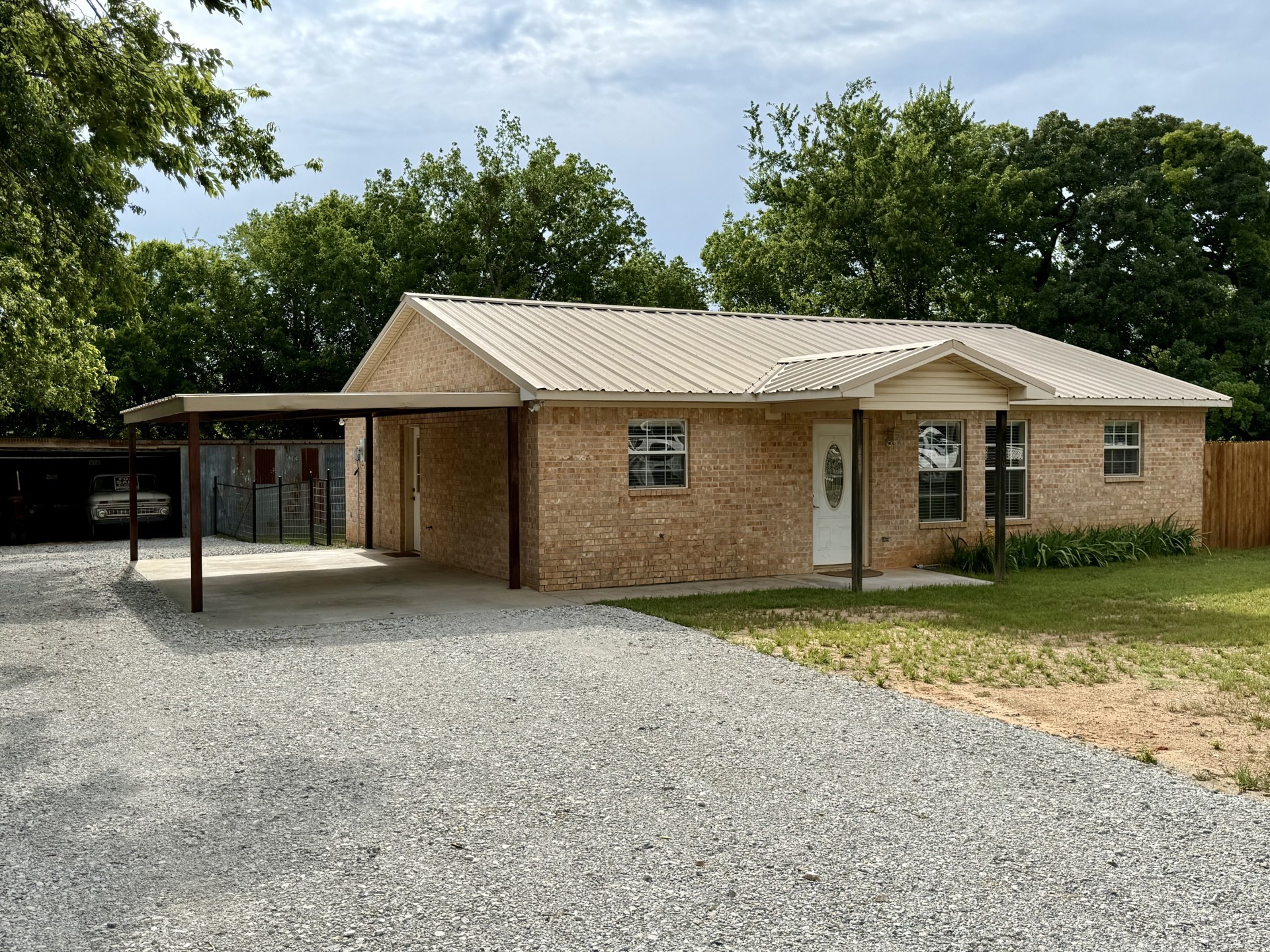 606 S Hubbard Street Alvord TX 76225