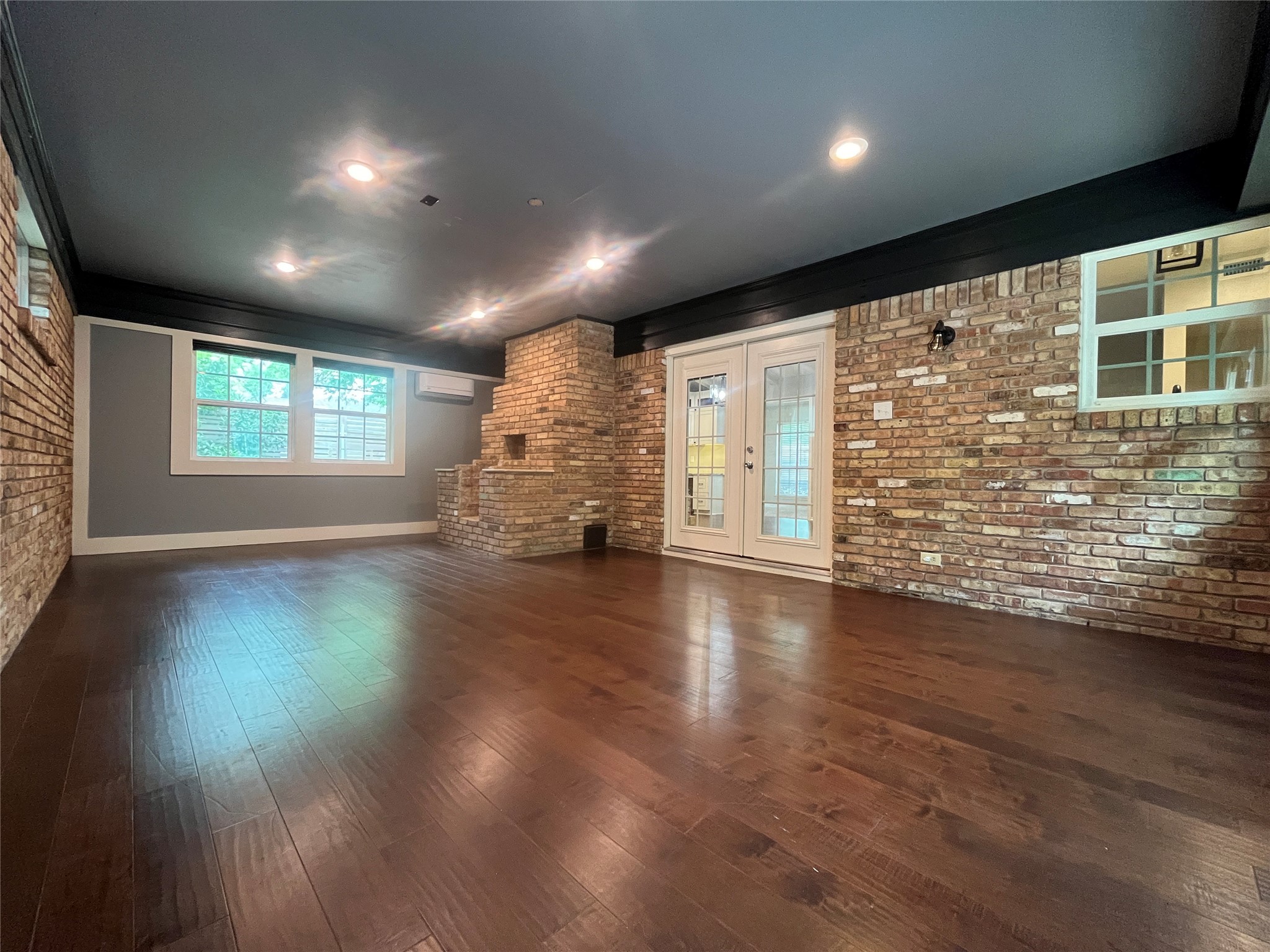1409 Hillcrest Street Ennis TX 75119