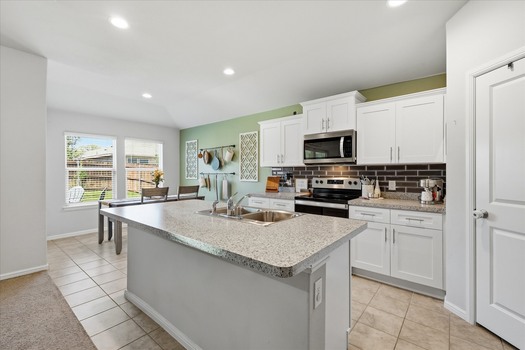 229 Abingdon Street Azle TX 76020
