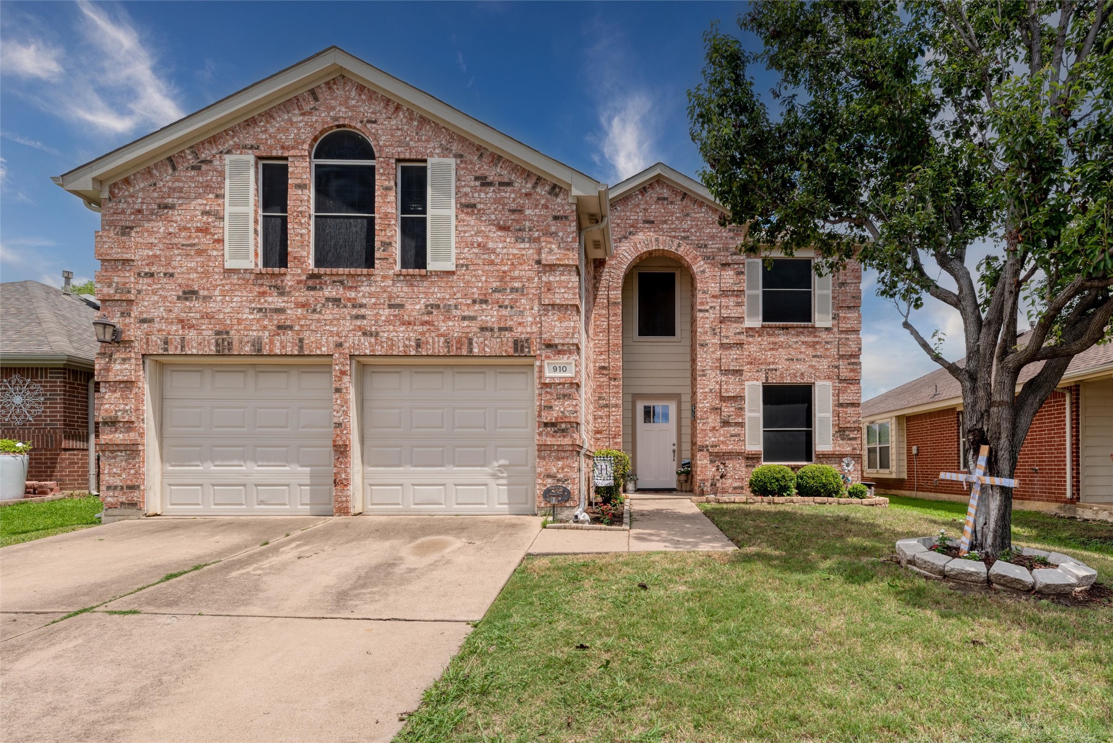 910 Glenbrook Drive Grand Prairie TX 75052