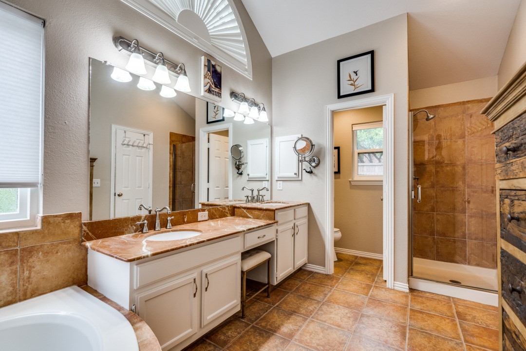 3824 Azure Lane Addison TX 75001