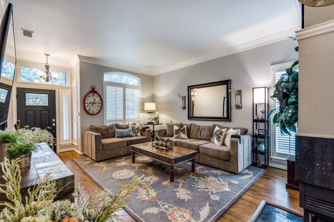 3824 Azure Lane Addison TX 75001